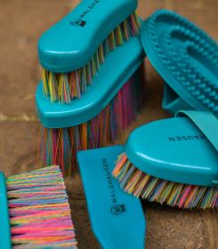 Waldhausen kartáč na kopyta Rainbow petrol blue (4)